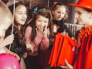 Девочки смеются на празднике в квесте «Квестория»