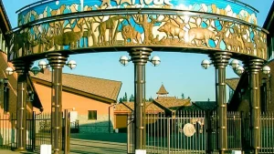 Вход в Зоопарк Удмуртии с аркой и фигурами животных