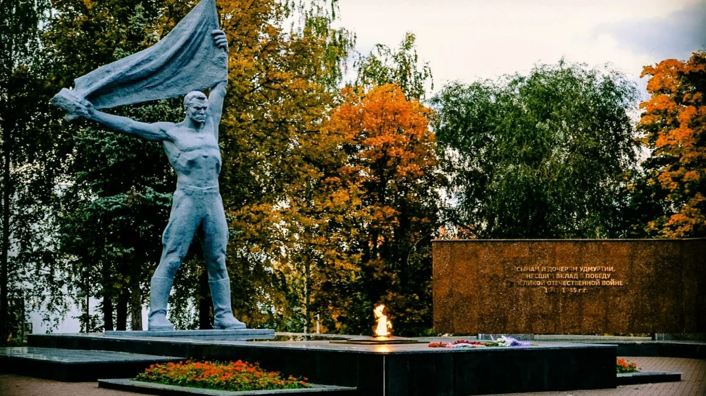 Памятник с флагом и вечным огнём в сквере Победы