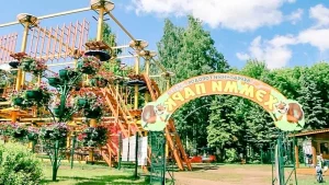 Вход в парк аттракционов «Хэмми парк» с аркой и цветочными клумбами