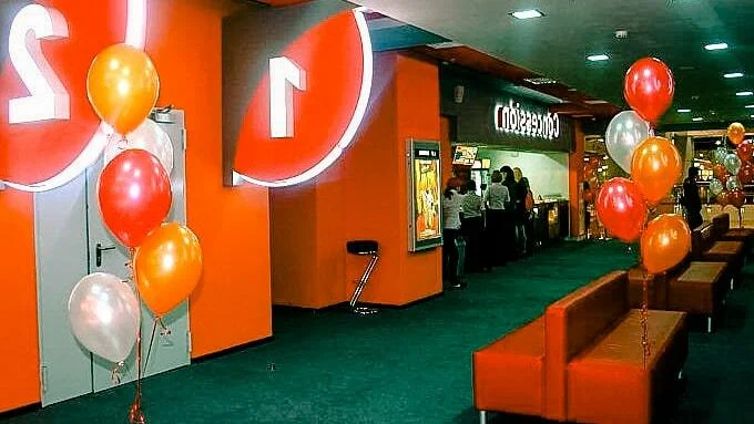 Зал кинотеатра «Синема парк» с шарами и диванами