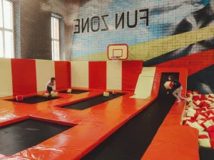 Дети на батутах в батутном центре «FUN ZONE»