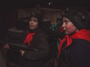 Дети играют в лазертаг в клубе «Метка»