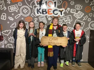 Дети в костюмах держат табличку в квесте «101Квест»