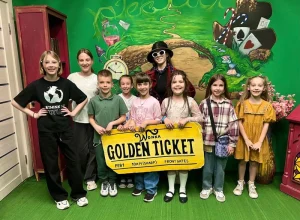 Дети и взрослый держат билет Golden Ticket в квесте «101Квест»