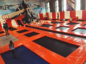 Дети прыгают на батутах в центре «FUN ZONE»