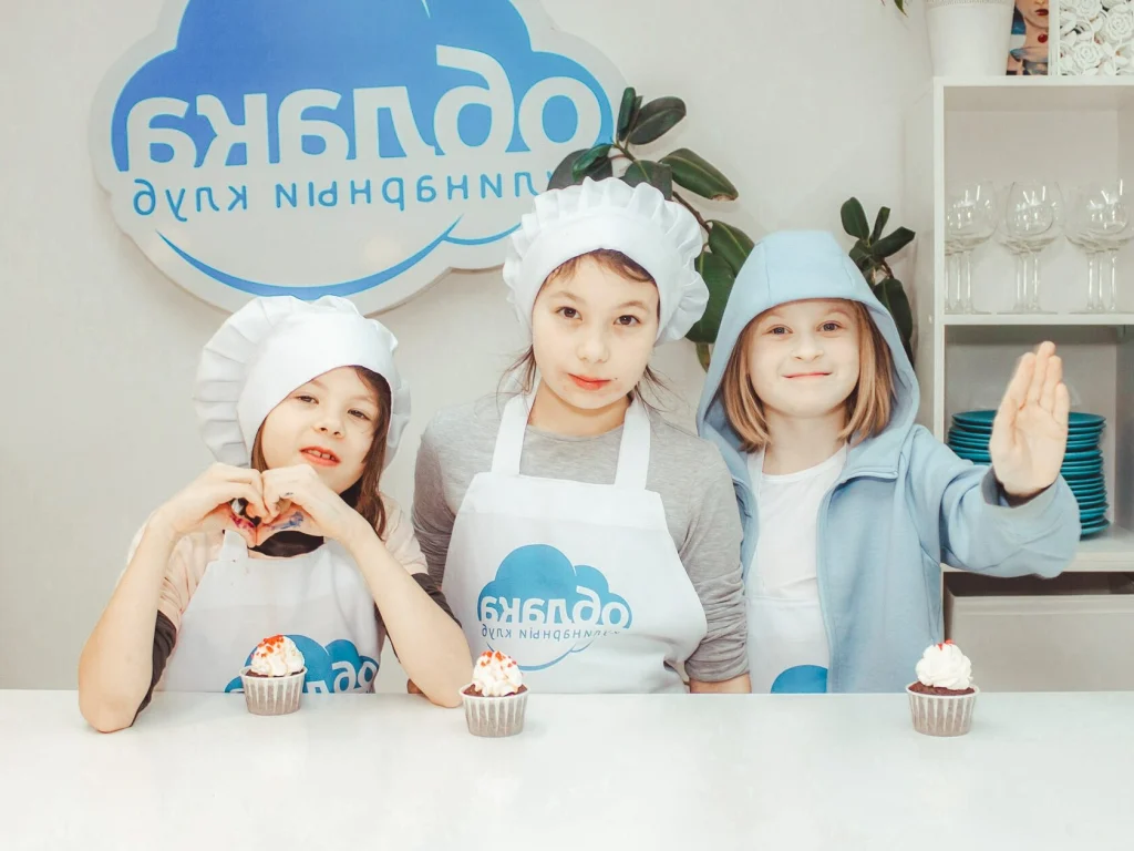 Три девочки в фартуках с кексами в клубе «Облака»