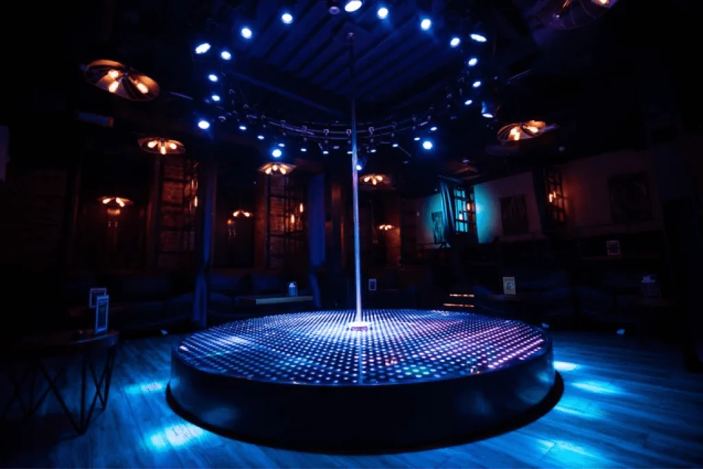 Сцена с шестом в стриптиз-баре «Zажигалка»