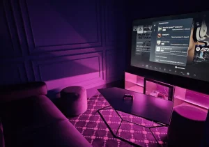 Комната с диваном и экраном в клубе «ARTCORE»