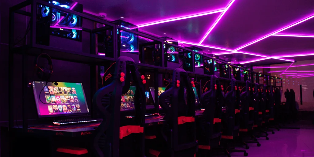 Ряды игровых кресел и мониторов в клубе «ARTCORE»
