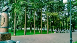 Памятник и аллея в сквере Победы