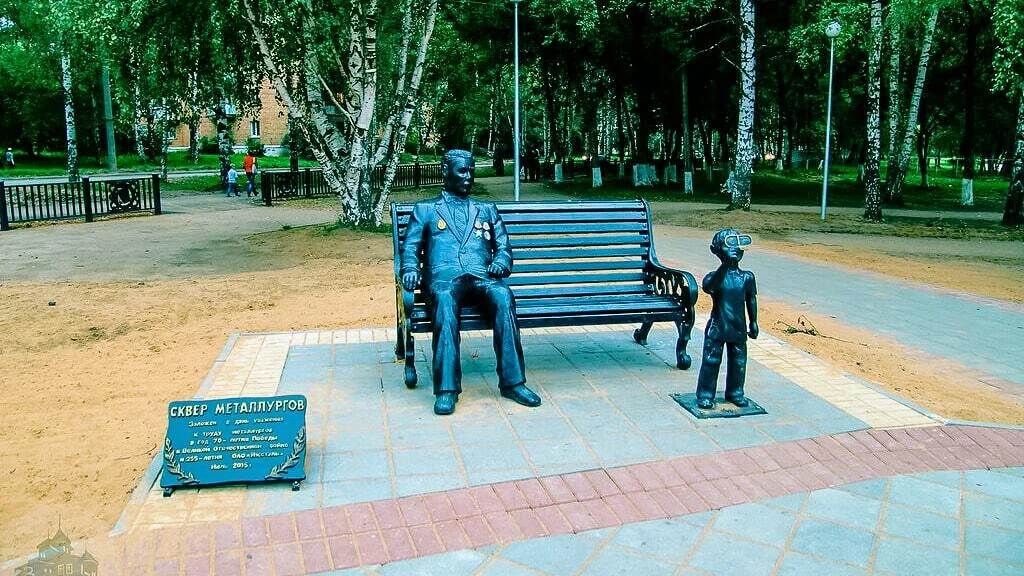 Скульптуры на скамейке в сквере Металлургов