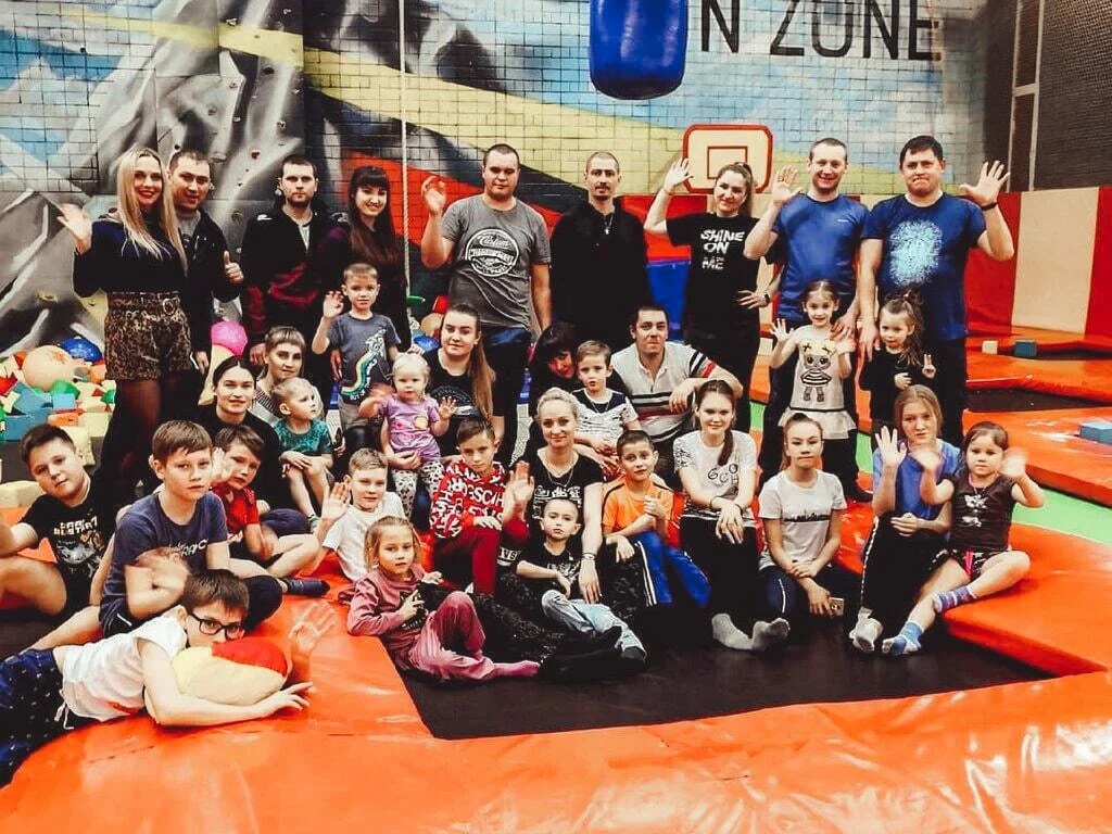 Группа детей и взрослых в батутном центре «FUN ZONE»