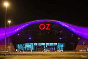 Здание развлекательного центра «OZ ONE» с подсветкой