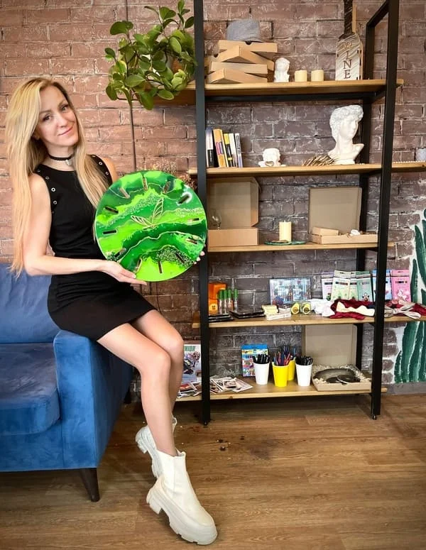 Женщина с зелёным арт-объектом в «АРТстудии LIFE»