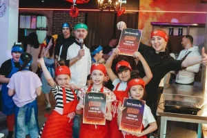 Дети и взрослые с дипломами в кулинарной студии «Cook&Run»