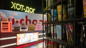 Неоновая вывеска и попкорн в кинотеатре «КАРО 8»