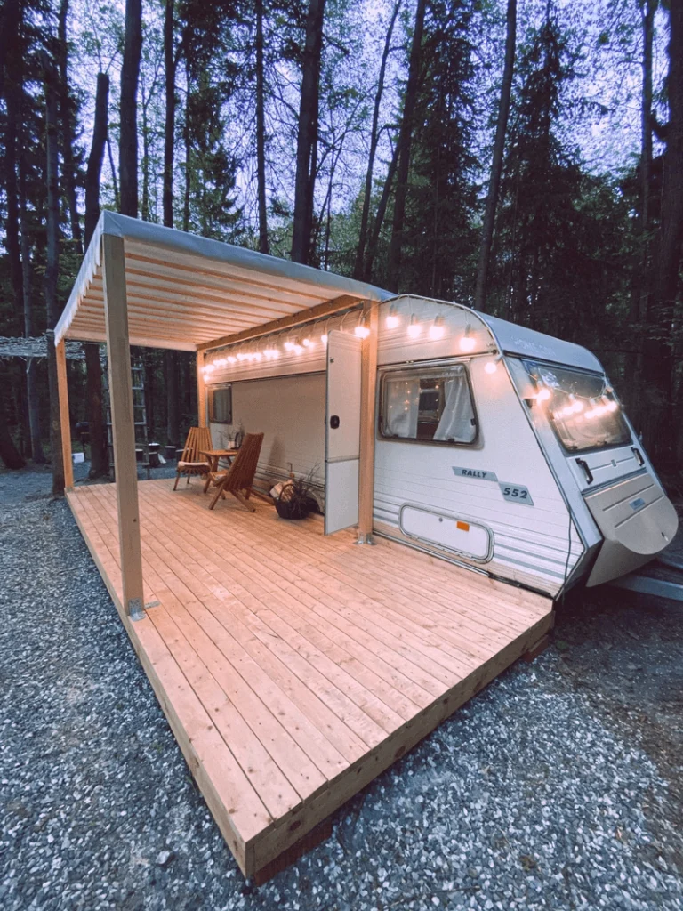 Домик-трейлер с террасой и гирляндами в «HolidayPark»