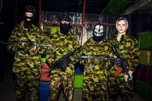 Четверо в камуфляже с оружием в лазертаг-клубе «STALKER»