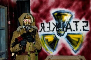 Игрок в костюме сталкера у стены с граффити в клубе «STALKER»