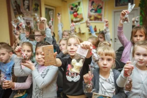 Дети держат шоколадные фигурки в музее «ШОКОЛАДУШКА»
