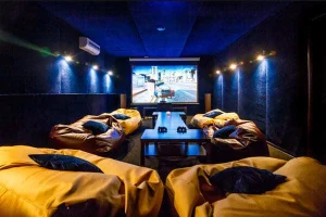 Кресла-мешки перед экраном в кинотеатре «Lounge 3D Cinema»