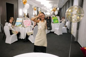 Женщина в фартуке с мешком на арт-вечеринке