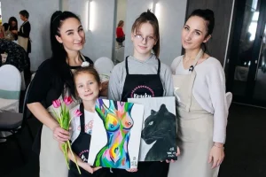 Девушки с картинами на арт-вечеринке