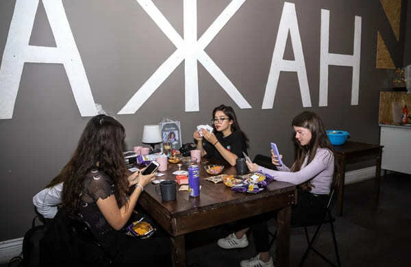 Девушки отдыхают в антикафе «Баклажан» в Казани