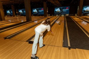 Девушка играет в Brooklyn Bowl