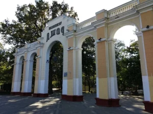 Арка входа в Чистяковскую рощу