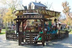Деревянная карусель в Чистяковской роще