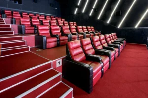 Ряды красных кресел в зале кинотеатра «Синема 5»