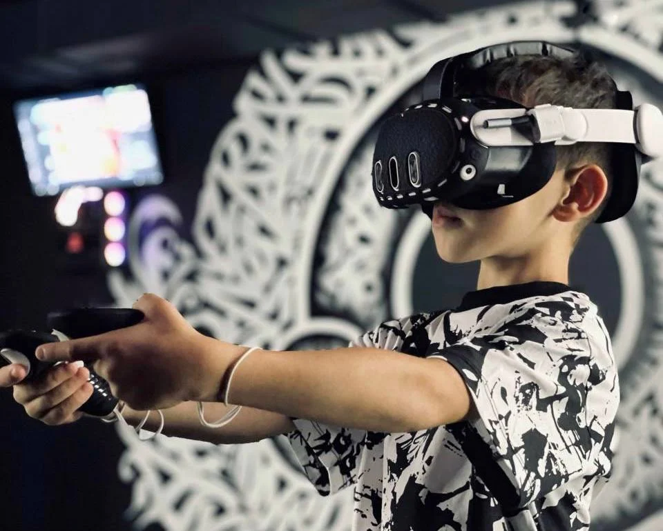 Мальчик играет в в VR