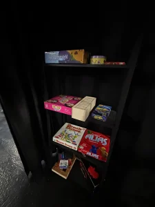Настольные игры на полке в клубе escape.