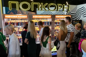 Люди выбирают попкорн в кинотеатре «КАРО 8»