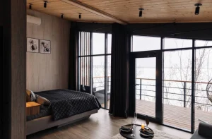 Спальня с кроватью и видом на воду в глэмпинге «For-rest»