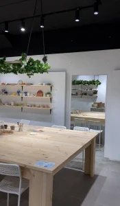 Рабочий стол с инструментами в студии «Touch ceramic»