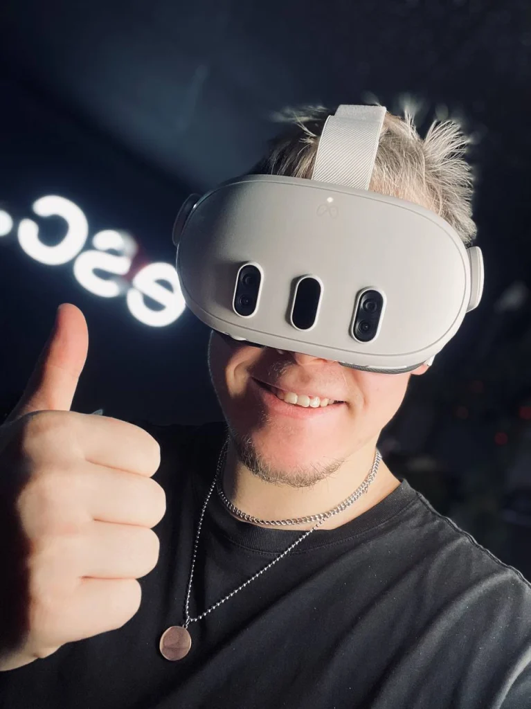 Гость в VR-шлеме в клубе escape.
