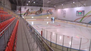Пустой ледовый каток с трибунами в Ледовом дворце