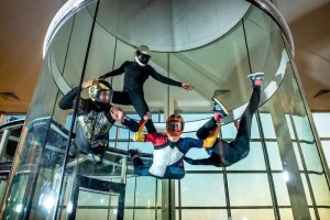Люди летают в аэротрубе в клубе «ЛЕТЯГА»