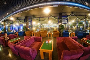 Диваны и подсветка в лаундже «Мята Lounge»