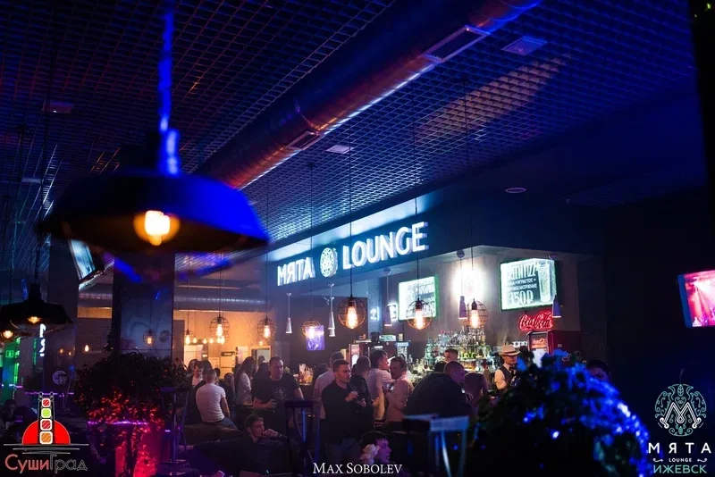 Гости отдыхают в «Мята Lounge» с неоновой вывеской и баром