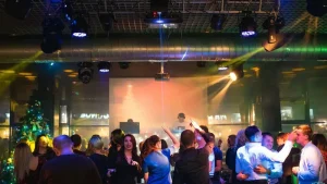 Люди танцуют в клубе «Мята Lounge»