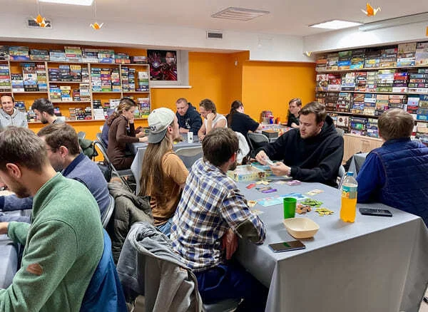 Люди играют в настольные игры в клубе «MindGames» в Казани