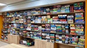 Полки с настольными играми в клубе «MindGames»