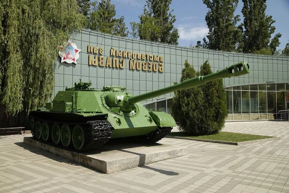 Танк на фоне здания музея «Оружие Победы» в Краснодаре