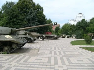 Танки и военная техника на площадке музея «Оружие Победы»