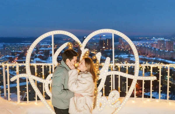 Пара у светящегося сердца на крыше, «Sky Love» в Ижевске