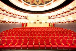 Зрительный зал театра «Экият» с красными креслами